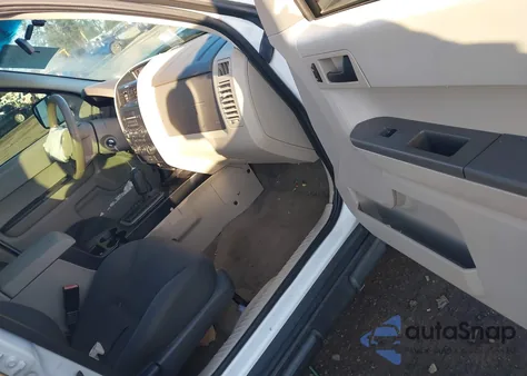 2008 Ford Escape Xls z USA, uszkodzony, nr VIN 1FMCU92Z78KB77125